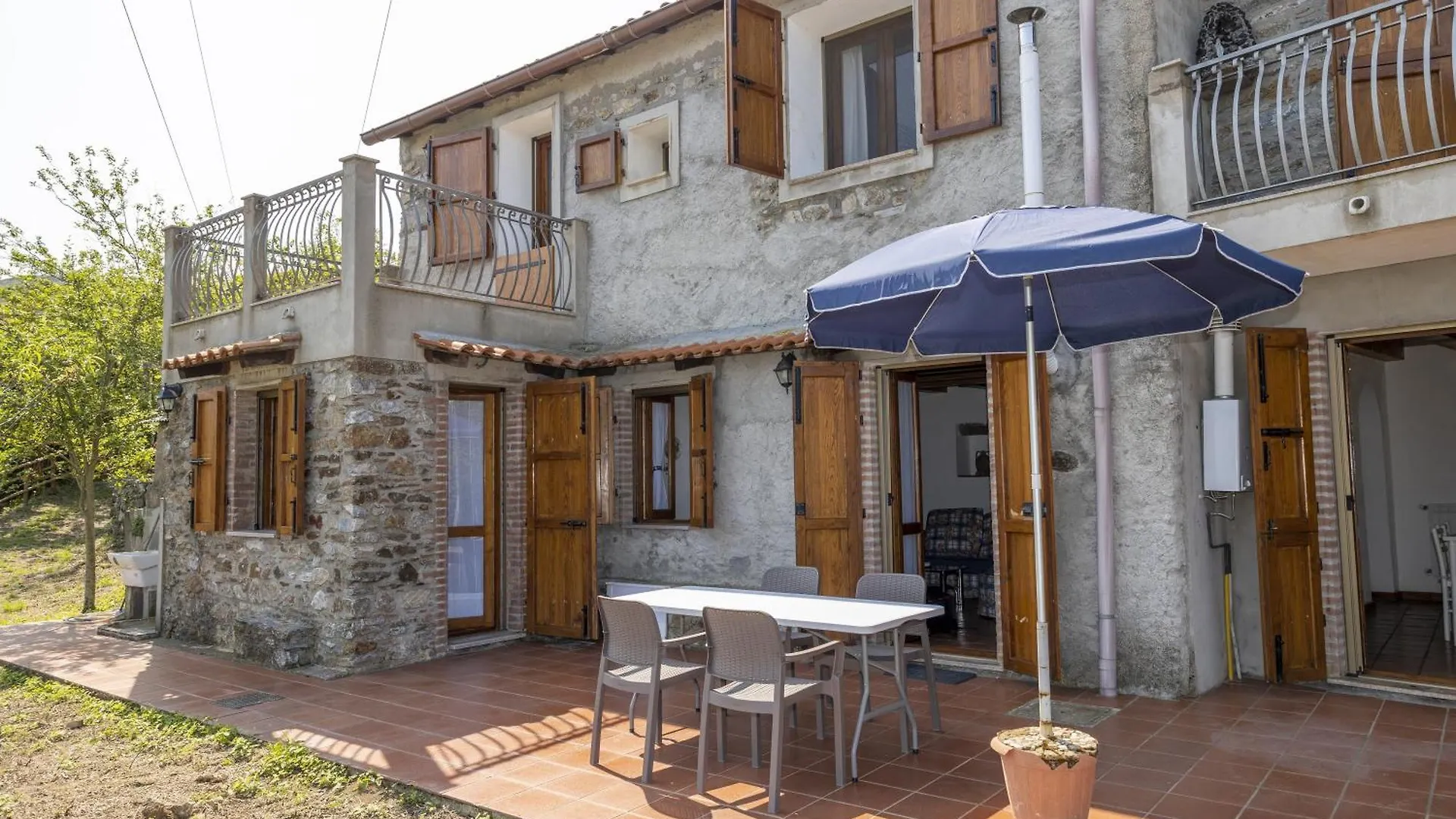 Rustico E Cottage Casale contacts